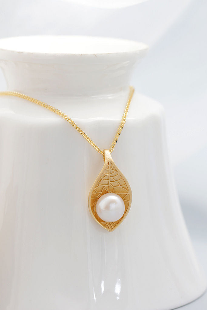 Fashionable Elements Beauty Natural Leaves 925 Sterling Silver Pendants Inlaid Natural Freshwater Pearl 18K Gold Plated Pendant