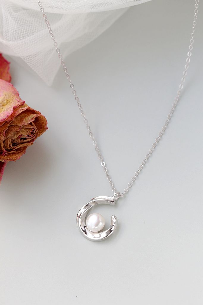 Elegant and Minimalist Style 925 Sterling Silver Pendant Inlaid Natural Freshwater Pearl Pendant Clavicle Chain Jewelry Gift