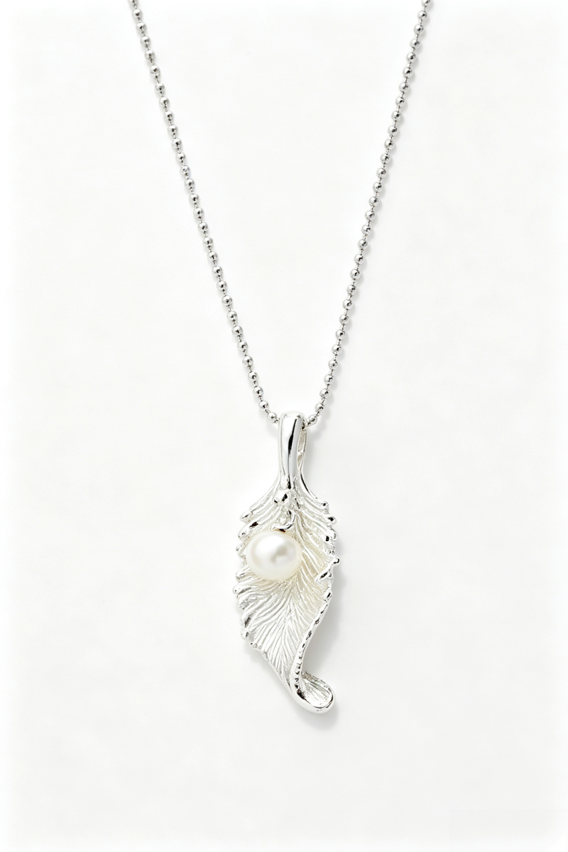 Vintage 925 Sterling Silver Feather Shaped Pendant Natural Freshwater Pearl Small Pendant Simple and Elegant Design Jewelry