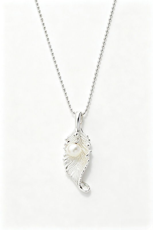 Vintage 925 Sterling Silver Feather Shaped Pendant Natural Freshwater Pearl Small Pendant Simple and Elegant Design Jewelry