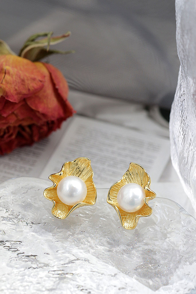 Authentic 925 Sterling Silver Floral Shape Earrings Inlaid Natural Freshwater Pearl Fashion Creative 18K Gold-Plated Earring