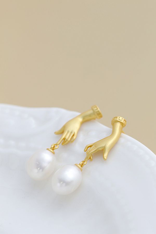 Handmade Creative 18K Gold Plated In The Palm Trendy Natural Baroque Pearl Women Tide Flow 925 Sterling Silver Earrings