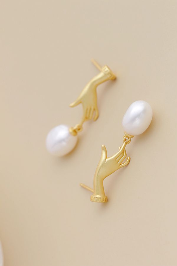 Handmade Creative 18K Gold Plated In The Palm Trendy Natural Baroque Pearl Women Tide Flow 925 Sterling Silver Earrings