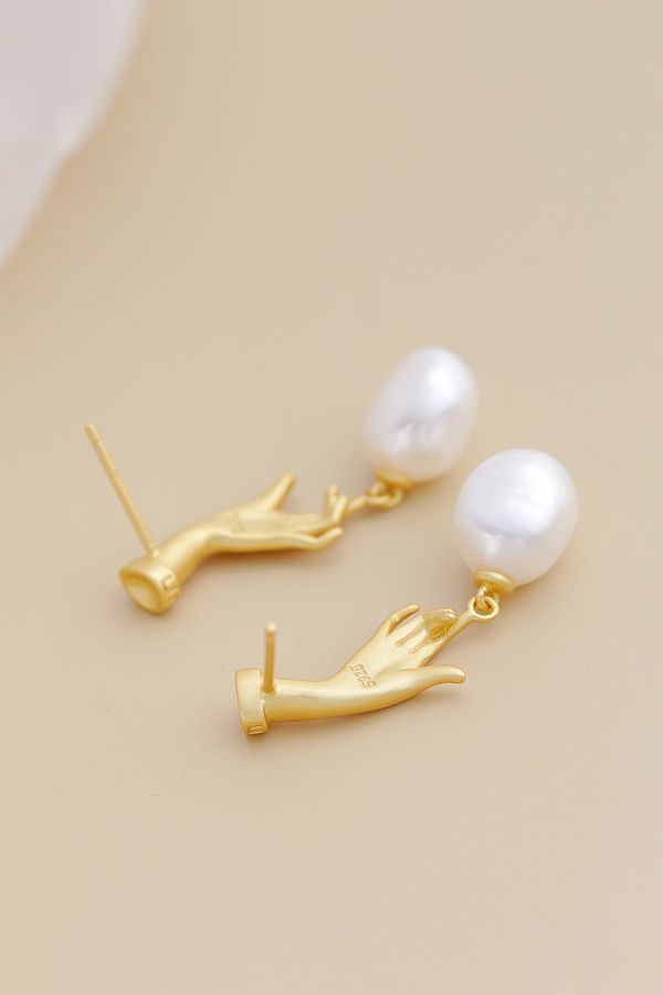 Handmade Creative 18K Gold Plated In The Palm Trendy Natural Baroque Pearl Women Tide Flow 925 Sterling Silver Earrings