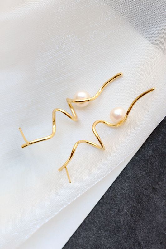 925 Sterling Silver Inlaid Natural Freshwater Pearl Fashion 18K Gold Plated Earrings