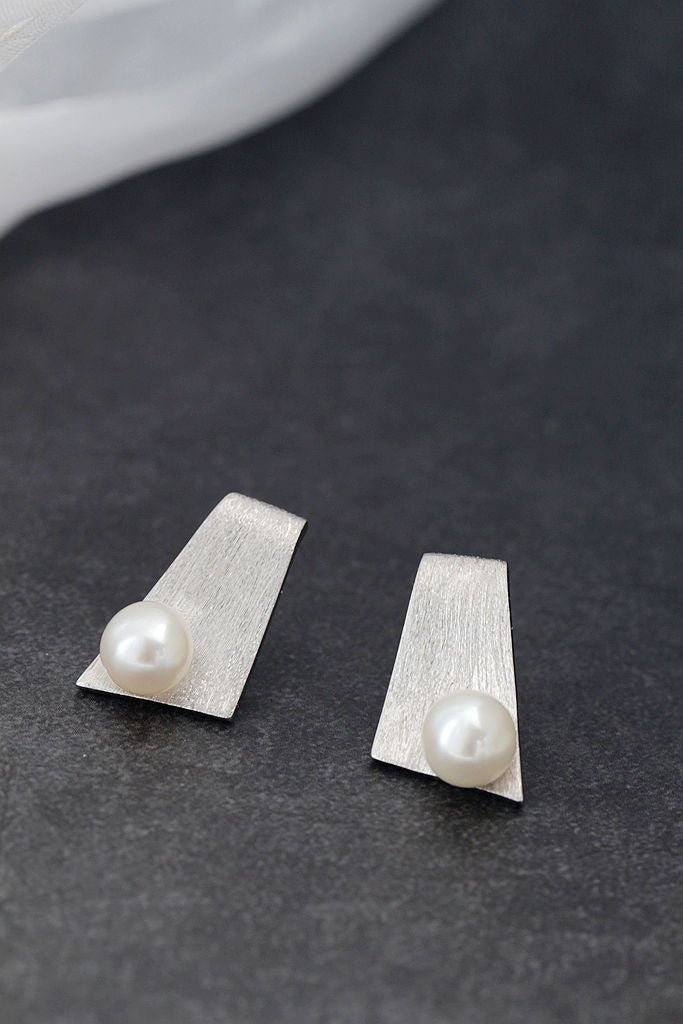 Authentic 925 Sterling Silver Earring Inlaid Natural Freshwater Pearl Geometric Trapezoidal Design Simple Modern Women Earstuds