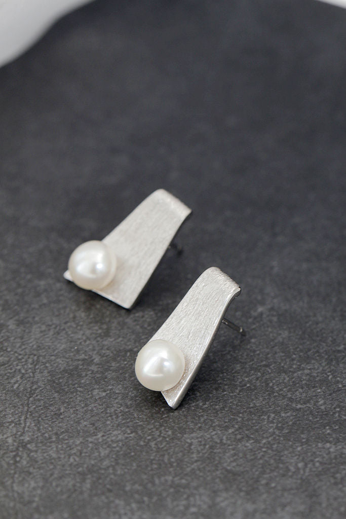 Authentic 925 Sterling Silver Earring Inlaid Natural Freshwater Pearl Geometric Trapezoidal Design Simple Modern Women Earstuds