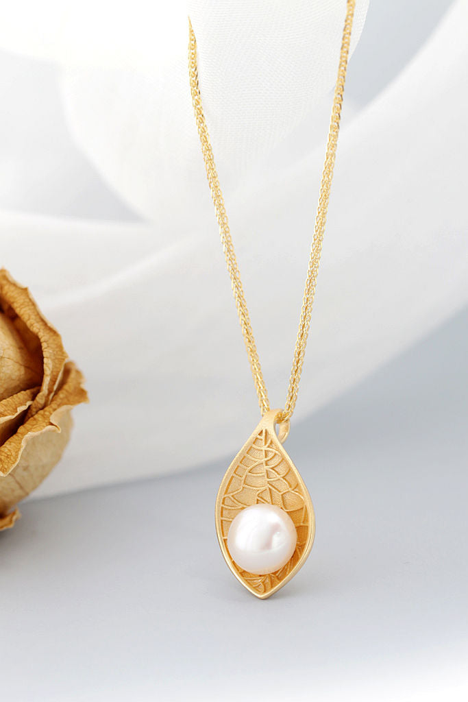 Fashionable Elements Beauty Natural Leaves 925 Sterling Silver Pendants Inlaid Natural Freshwater Pearl 18K Gold Plated Pendant