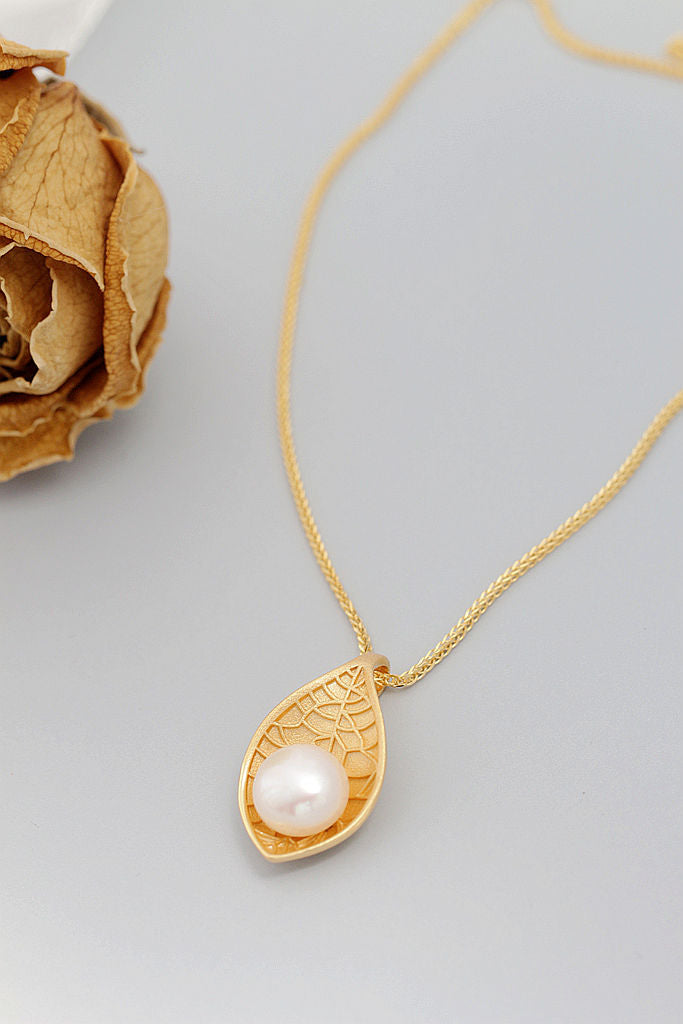 Fashionable Elements Beauty Natural Leaves 925 Sterling Silver Pendants Inlaid Natural Freshwater Pearl 18K Gold Plated Pendant