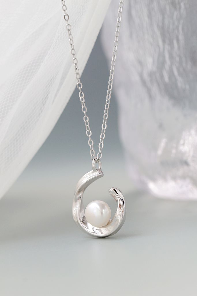 Elegant and Minimalist Style 925 Sterling Silver Pendant Inlaid Natural Freshwater Pearl Pendant Clavicle Chain Jewelry Gift