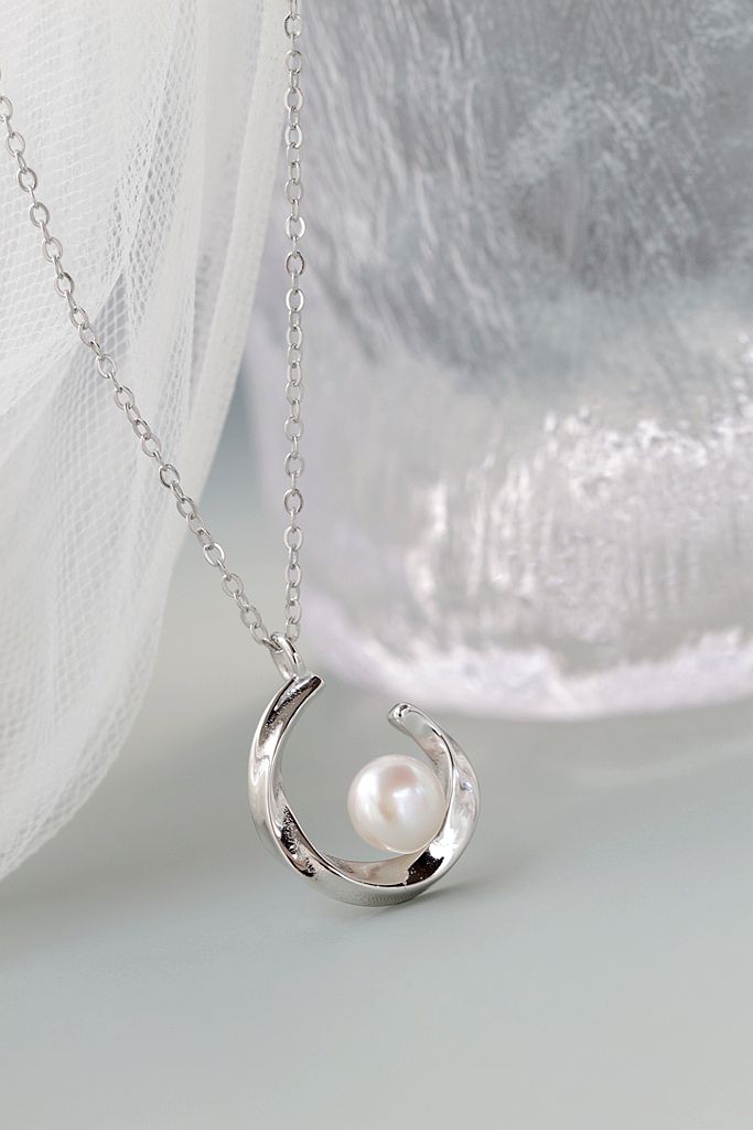 Elegant and Minimalist Style 925 Sterling Silver Pendant Inlaid Natural Freshwater Pearl Pendant Clavicle Chain Jewelry Gift