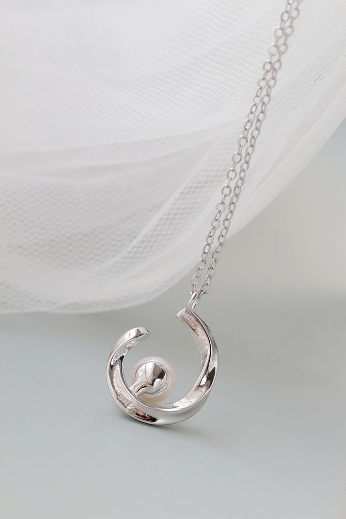 Elegant and Minimalist Style 925 Sterling Silver Pendant Inlaid Natural Freshwater Pearl Pendant Clavicle Chain Jewelry Gift