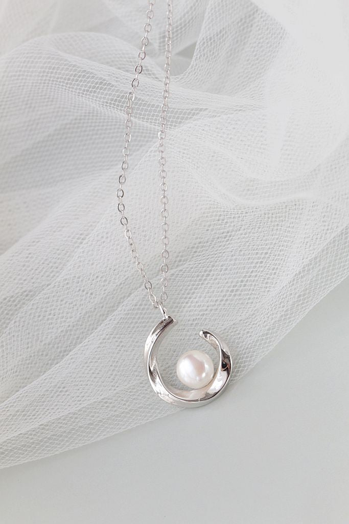 Elegant and Minimalist Style 925 Sterling Silver Pendant Inlaid Natural Freshwater Pearl Pendant Clavicle Chain Jewelry Gift
