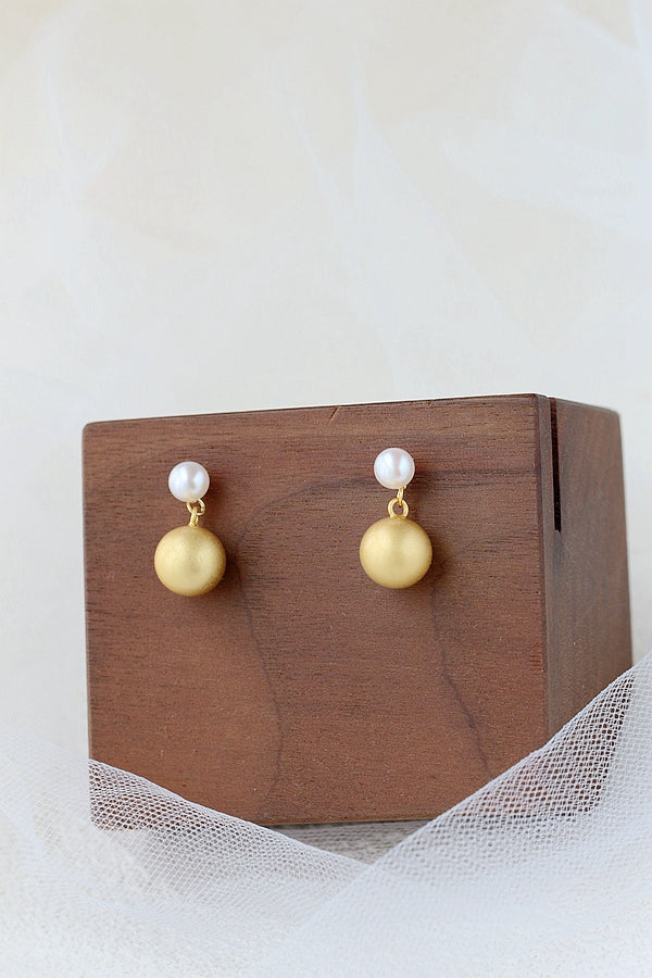 Authentic 925 Sterling Silver Earring Inlaid Natural Freshwater Pearl Fashion 18K Gold Plated Hollow Small Ball Earring Female