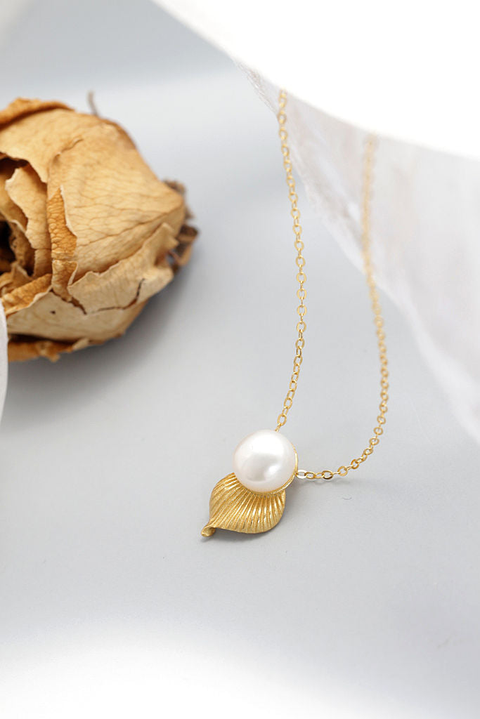 925 Sterling Silver Pendant Inlaid Natural Freshwater Pearl 18K Gold Plated Very Small Leaf Pendant Fashion Creative Jewelry