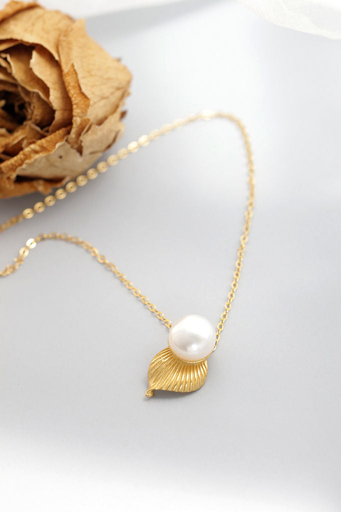 925 Sterling Silver Pendant Inlaid Natural Freshwater Pearl 18K Gold Plated Very Small Leaf Pendant Fashion Creative Jewelry