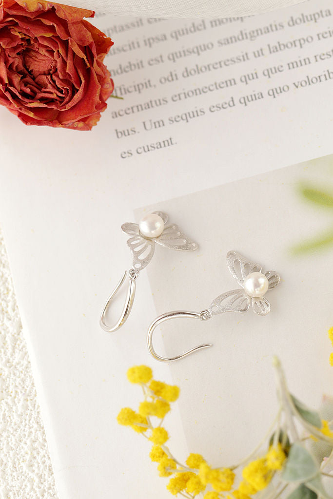 Authentic 925 Sterling Silver Earrings Fashionable Butterfly Design Inlaid Natural Freshwater Pearl Earrings Small and Exquisite
