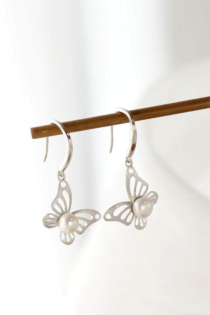Authentic 925 Sterling Silver Earrings Fashionable Butterfly Design Inlaid Natural Freshwater Pearl Earrings Small and Exquisite