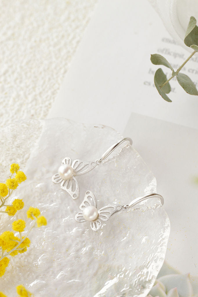 Authentic 925 Sterling Silver Earrings Fashionable Butterfly Design Inlaid Natural Freshwater Pearl Earrings Small and Exquisite