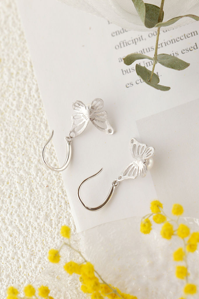 Authentic 925 Sterling Silver Earrings Fashionable Butterfly Design Inlaid Natural Freshwater Pearl Earrings Small and Exquisite
