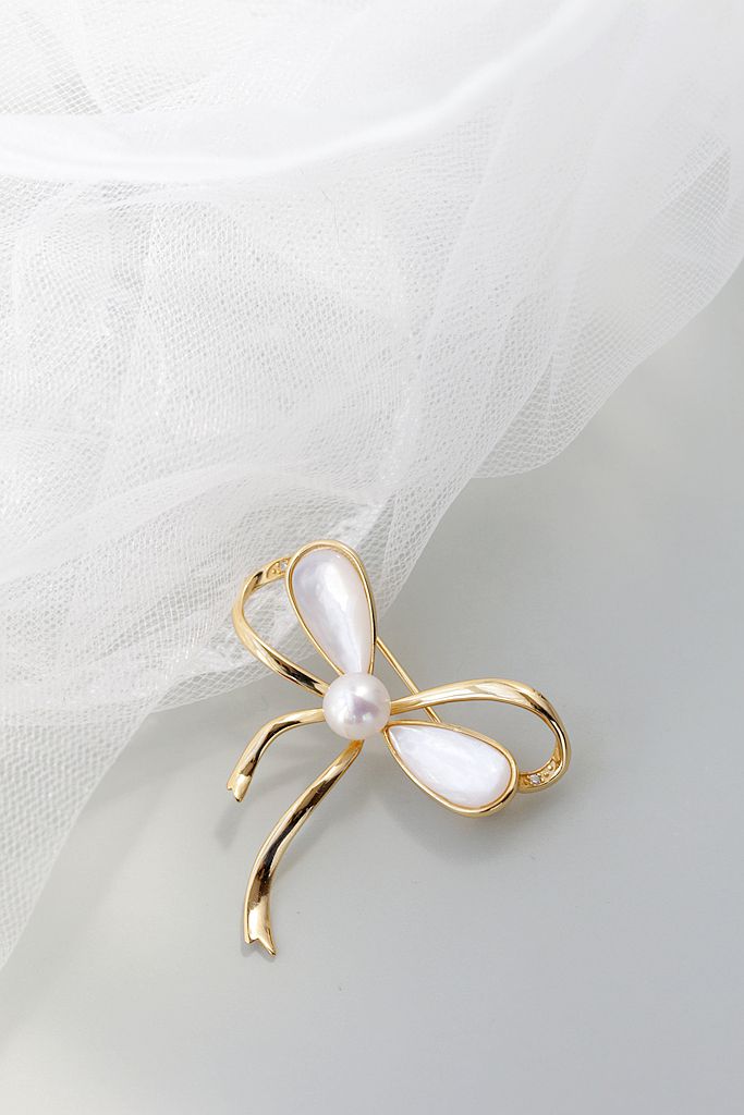 Minimalist Elegant 925 Sterling Silver Brooch 18K Gold Plated Bow Design Inlaid Natural Freshwater Pearl Shellfish Brooch Gift