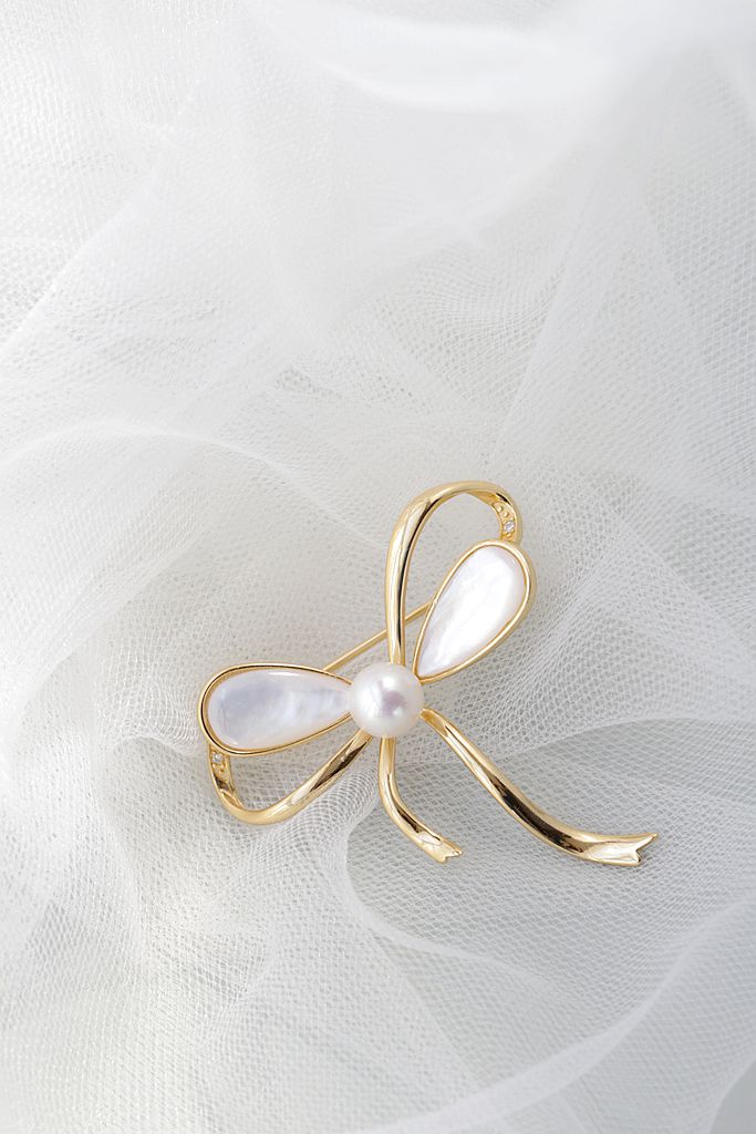 Minimalist Elegant 925 Sterling Silver Brooch 18K Gold Plated Bow Design Inlaid Natural Freshwater Pearl Shellfish Brooch Gift