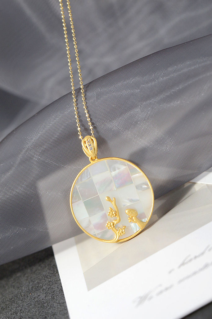 925 Sterling Silver Pendant Plum Blossom Pattern Inlaid Natural Pearl Shellfish Pendant Fashion Design 18K Gold Plated Jewelry