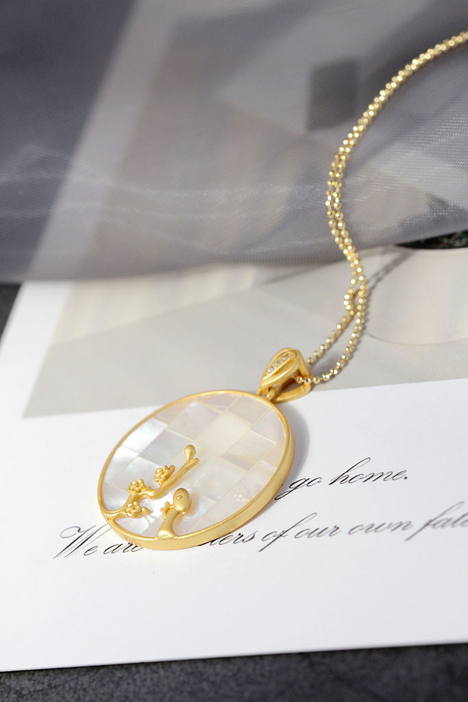 925 Sterling Silver Pendant Plum Blossom Pattern Inlaid Natural Pearl Shellfish Pendant Fashion Design 18K Gold Plated Jewelry