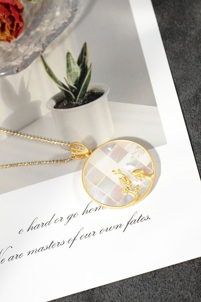 925 Sterling Silver Pendant Plum Blossom Pattern Inlaid Natural Pearl Shellfish Pendant Fashion Design 18K Gold Plated Jewelry