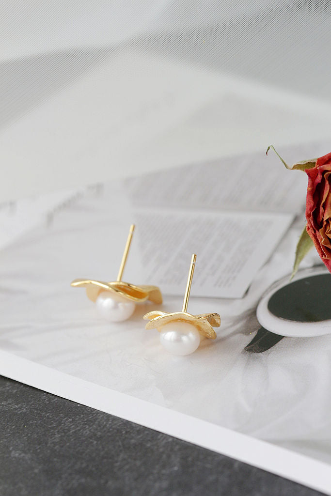 Stylish Petal Simple Creative Design 925 Sterling Silver Stud Earrings Inlaid Natural Freshwater Pearl 18k Gold-Plated Earring
