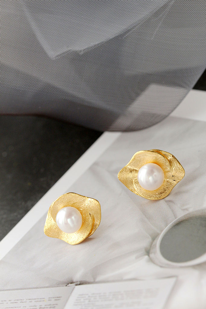 Stylish Petal Simple Creative Design 925 Sterling Silver Stud Earrings Inlaid Natural Freshwater Pearl 18k Gold-Plated Earring
