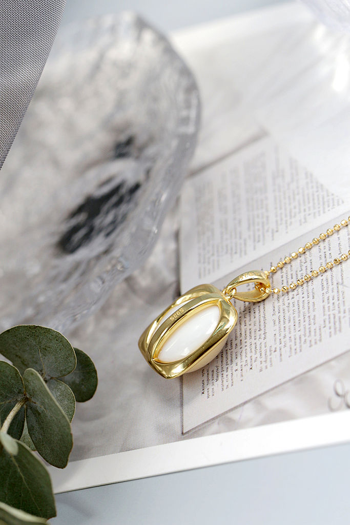 Trendy Elegant Women 925 Sterling Silver Pendant Inlaid White Mother-of-Pearl 18k Gold Plating Pendant Modern Classic Jewelry