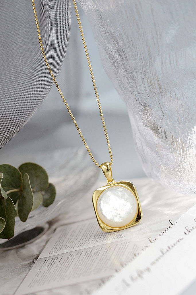 Trendy Elegant Women 925 Sterling Silver Pendant Inlaid White Mother-of-Pearl 18k Gold Plating Pendant Modern Classic Jewelry
