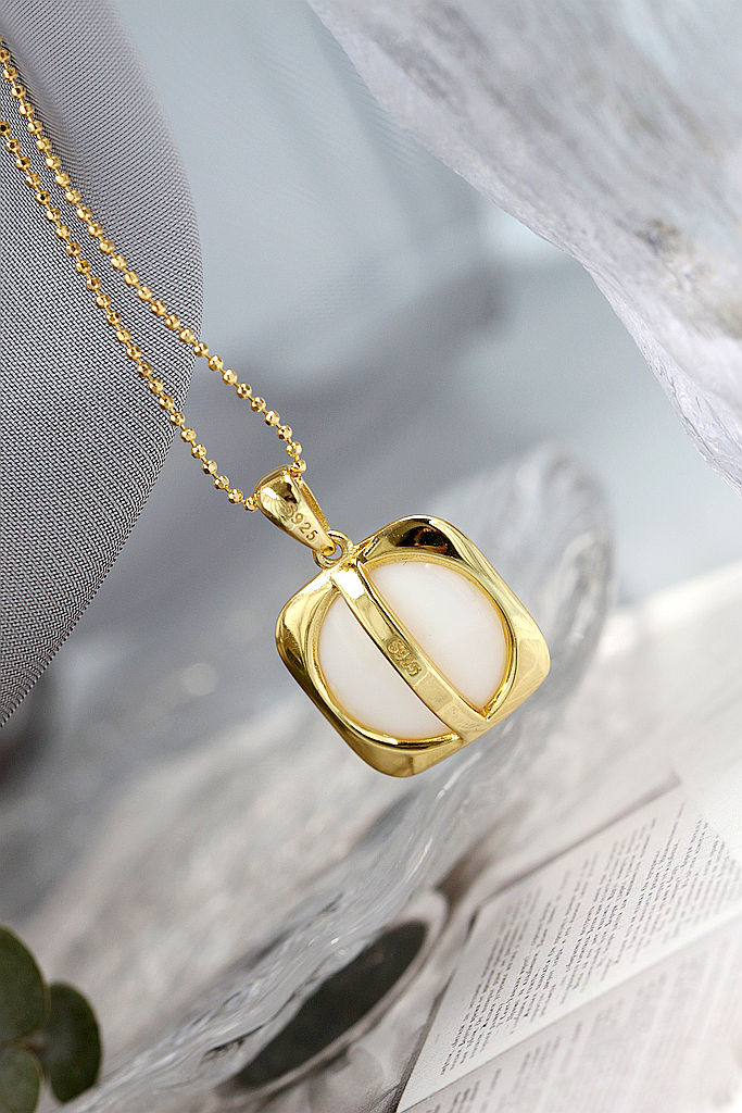 Trendy Elegant Women 925 Sterling Silver Pendant Inlaid White Mother-of-Pearl 18k Gold Plating Pendant Modern Classic Jewelry