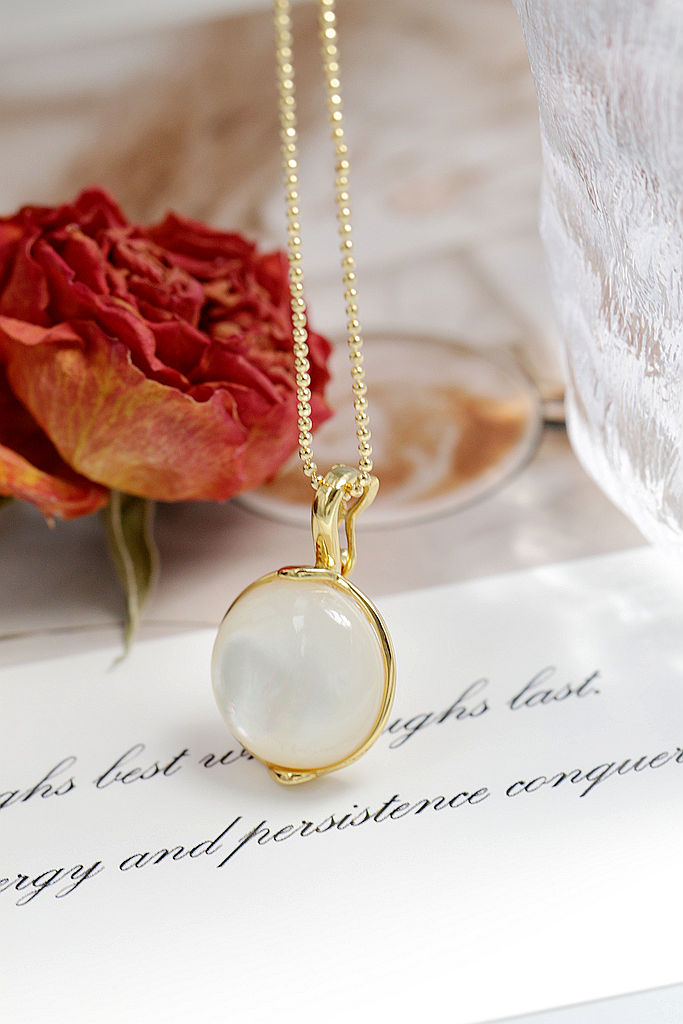 Inlaid Natural Mother Of Pearl Shell 18K Gold Plated Pendant Classic Trendy Circular 925 Sterling Silver Pendant Lady Jewelry