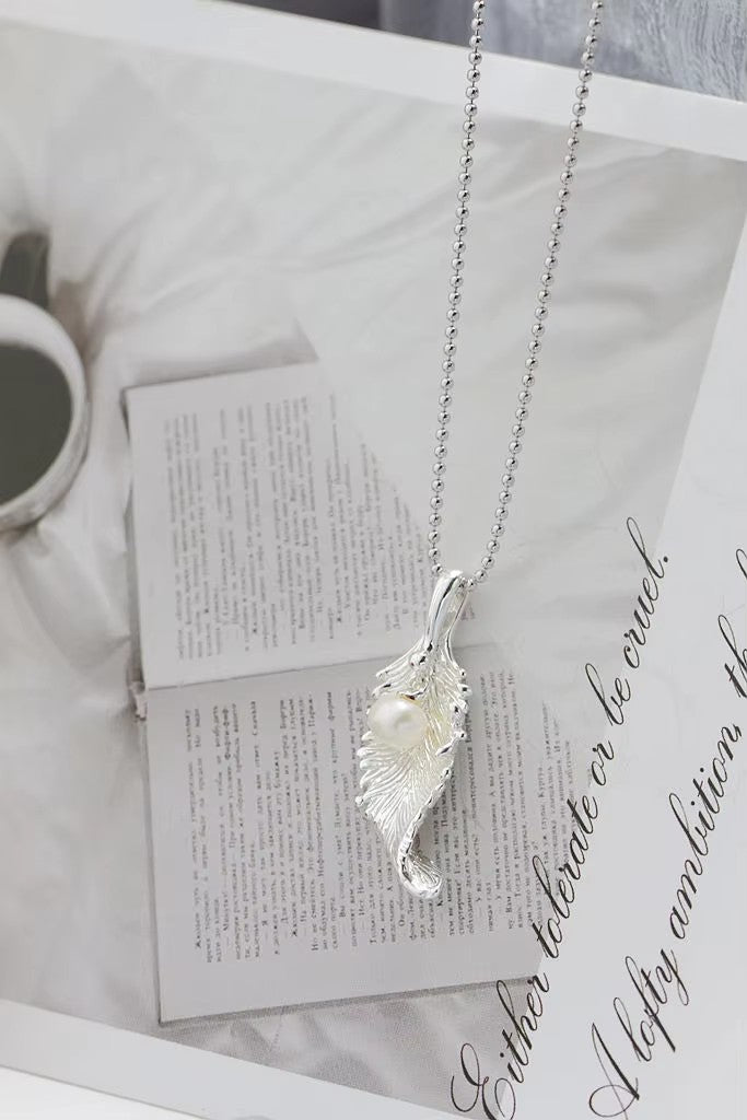 Vintage 925 Sterling Silver Feather Shaped Pendant Natural Freshwater Pearl Small Pendant Simple and Elegant Design Jewelry