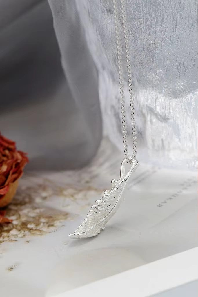 Vintage 925 Sterling Silver Feather Shaped Pendant Natural Freshwater Pearl Small Pendant Simple and Elegant Design Jewelry