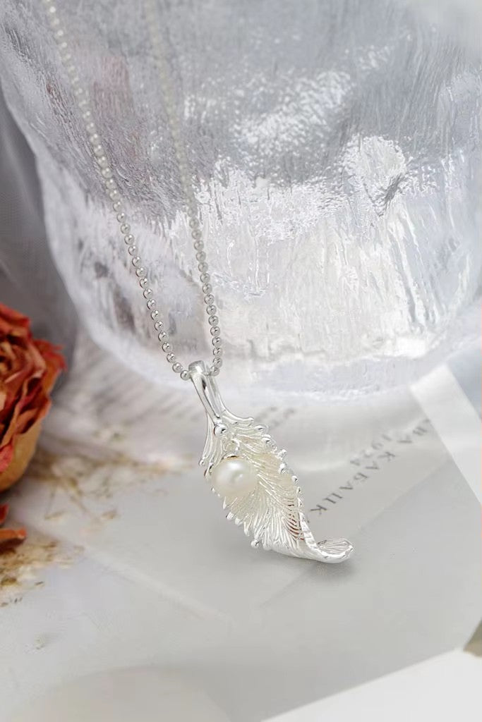 Vintage 925 Sterling Silver Feather Shaped Pendant Natural Freshwater Pearl Small Pendant Simple and Elegant Design Jewelry