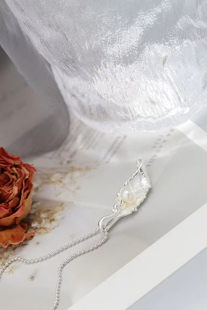 Vintage 925 Sterling Silver Feather Shaped Pendant Natural Freshwater Pearl Small Pendant Simple and Elegant Design Jewelry