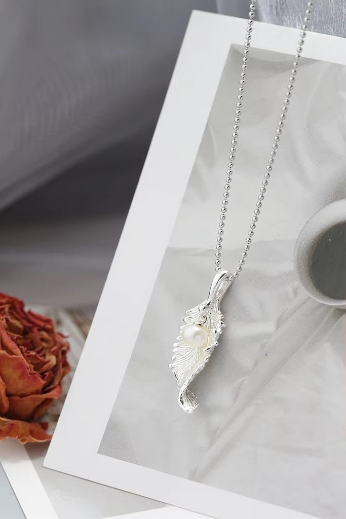 Vintage 925 Sterling Silver Feather Shaped Pendant Natural Freshwater Pearl Small Pendant Simple and Elegant Design Jewelry