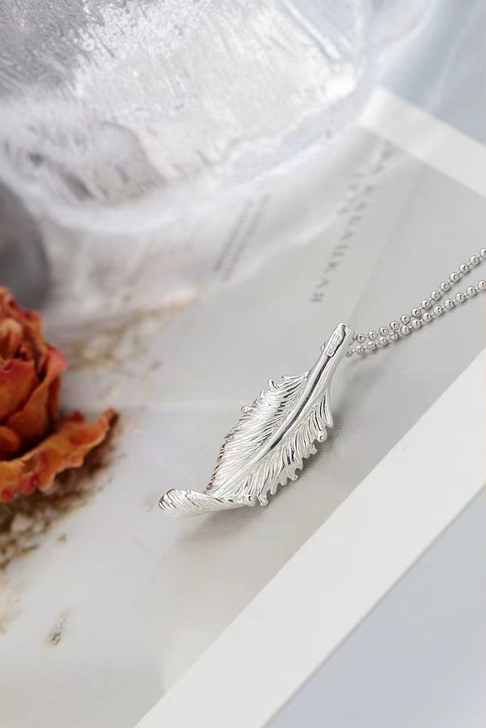 Vintage 925 Sterling Silver Feather Shaped Pendant Natural Freshwater Pearl Small Pendant Simple and Elegant Design Jewelry